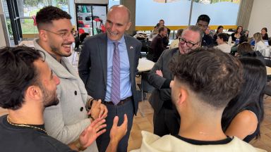 Ministre Duclos avec des étudiants